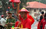 [ẢNH] Cuồng nhiệt cổ động viên Việt Nam trước giờ bóng lăn